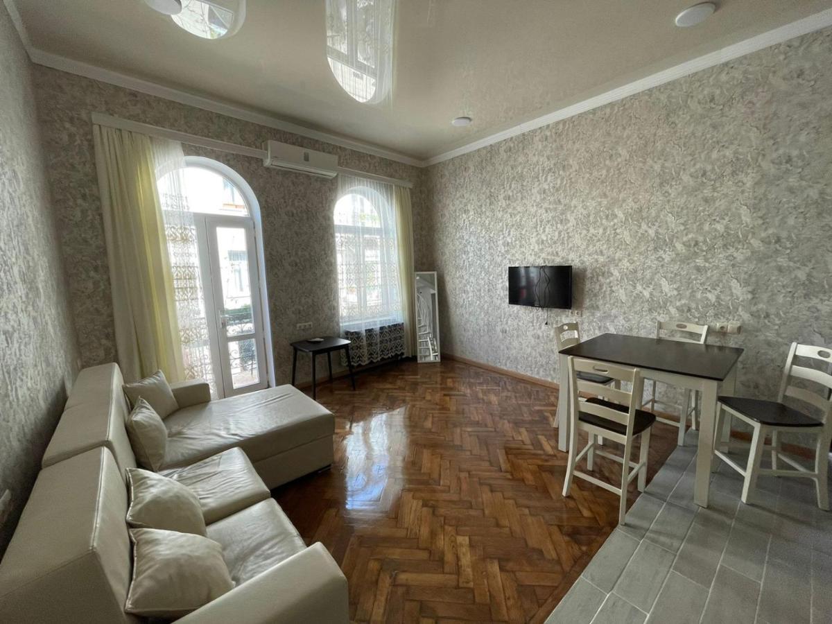 Центр Города Батуми Apartment Rustaveli 13 Esterno foto