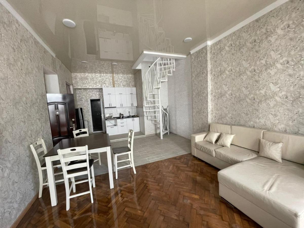 Центр Города Батуми Apartment Rustaveli 13 Esterno foto